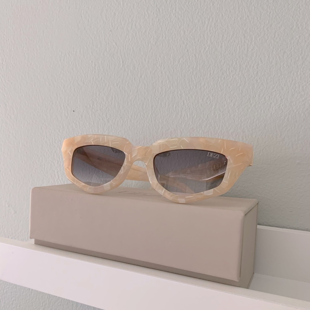 DEZI DEZNUDO On Read Limestone Sunglasses